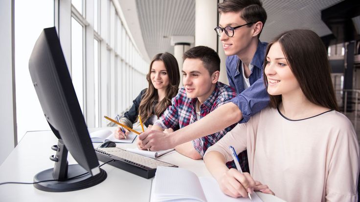 Estudiantes en clase de computación